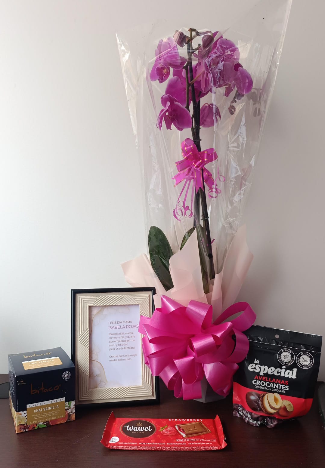 Orquidea + Porta Retrato + kit te, chocolate y avellanas